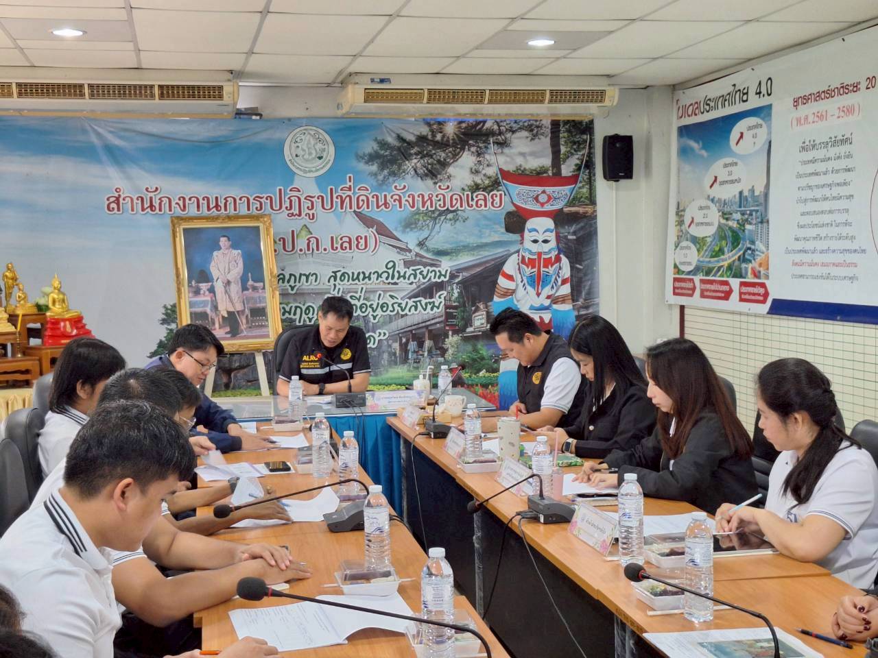 title - ผู้ตรวจราชการ ส.ป.ก. ลงพื้นที่จังหวัดเลย ประชุมติดตามความก้าวหน้าผลการดำเนินงาน พร้อมตรวจเยี่ยมให้กำลังใจเกษตรกรชาวสวนไม้ผล 